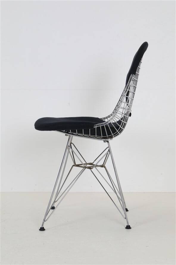 Set of 4 “DKR-2” wire chairs with “Bikini” by Charles & Ray Eames for Herman Miller / Mid-century modern design / 1950s / 1960s