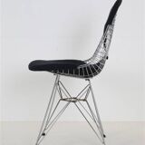 Set of 4 “DKR-2” wire chairs with “Bikini” by Charles & Ray Eames for Herman Miller / Mid-century modern design / 1950s / 1960s