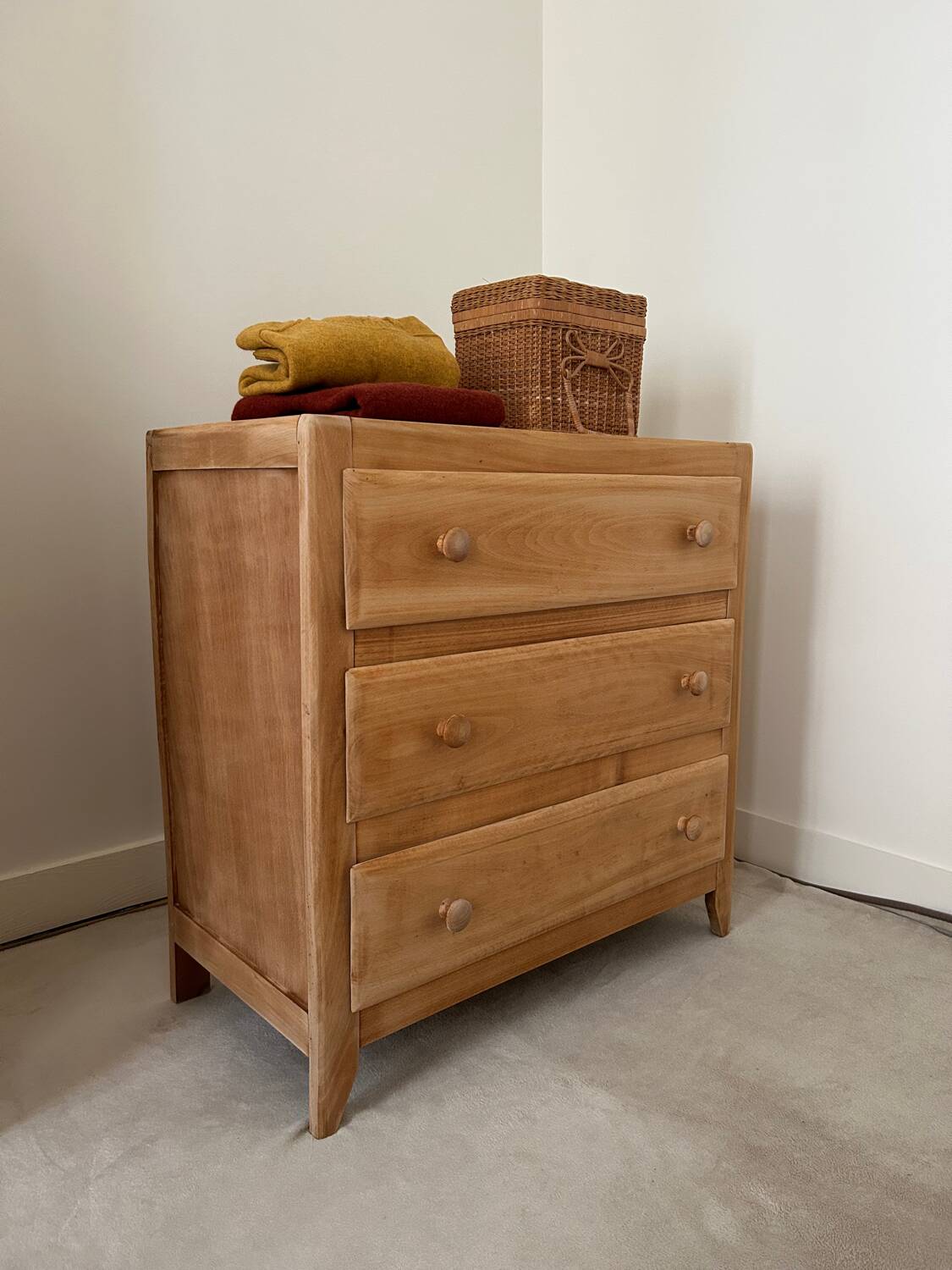 Commode vintage en bois brut