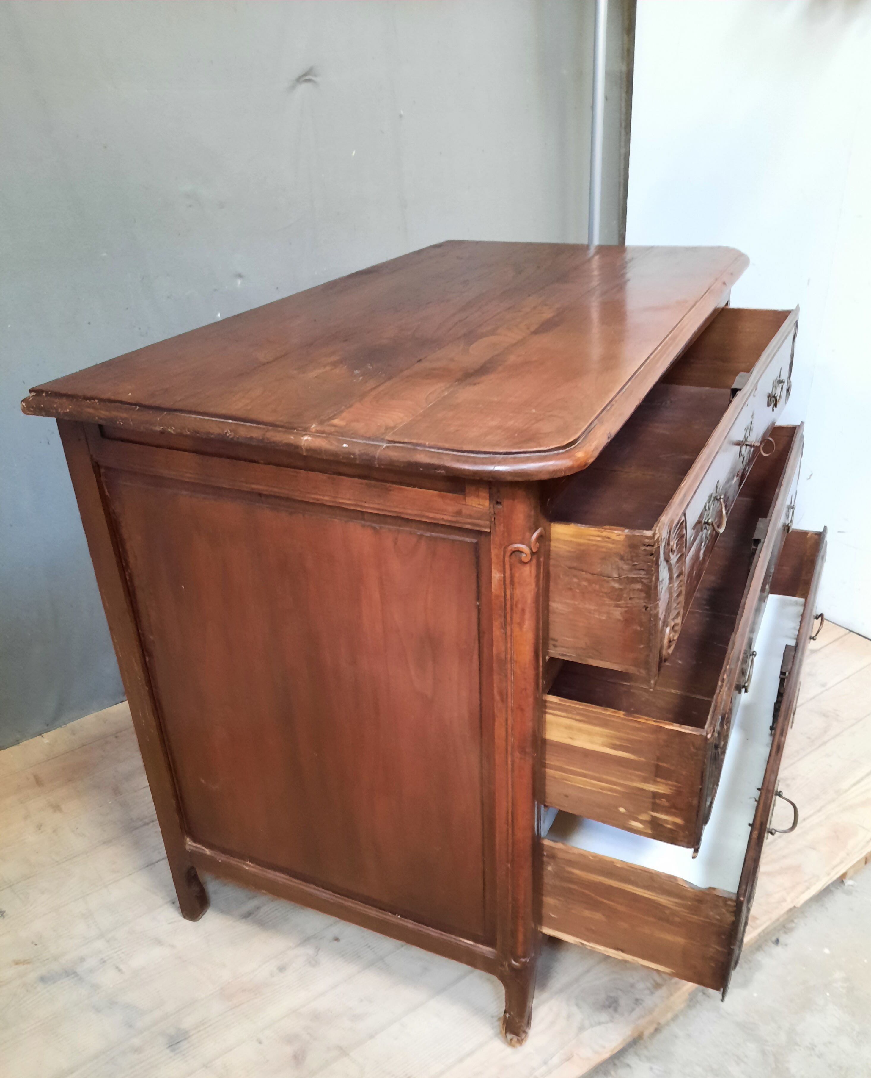 Antique oak chest of drawers