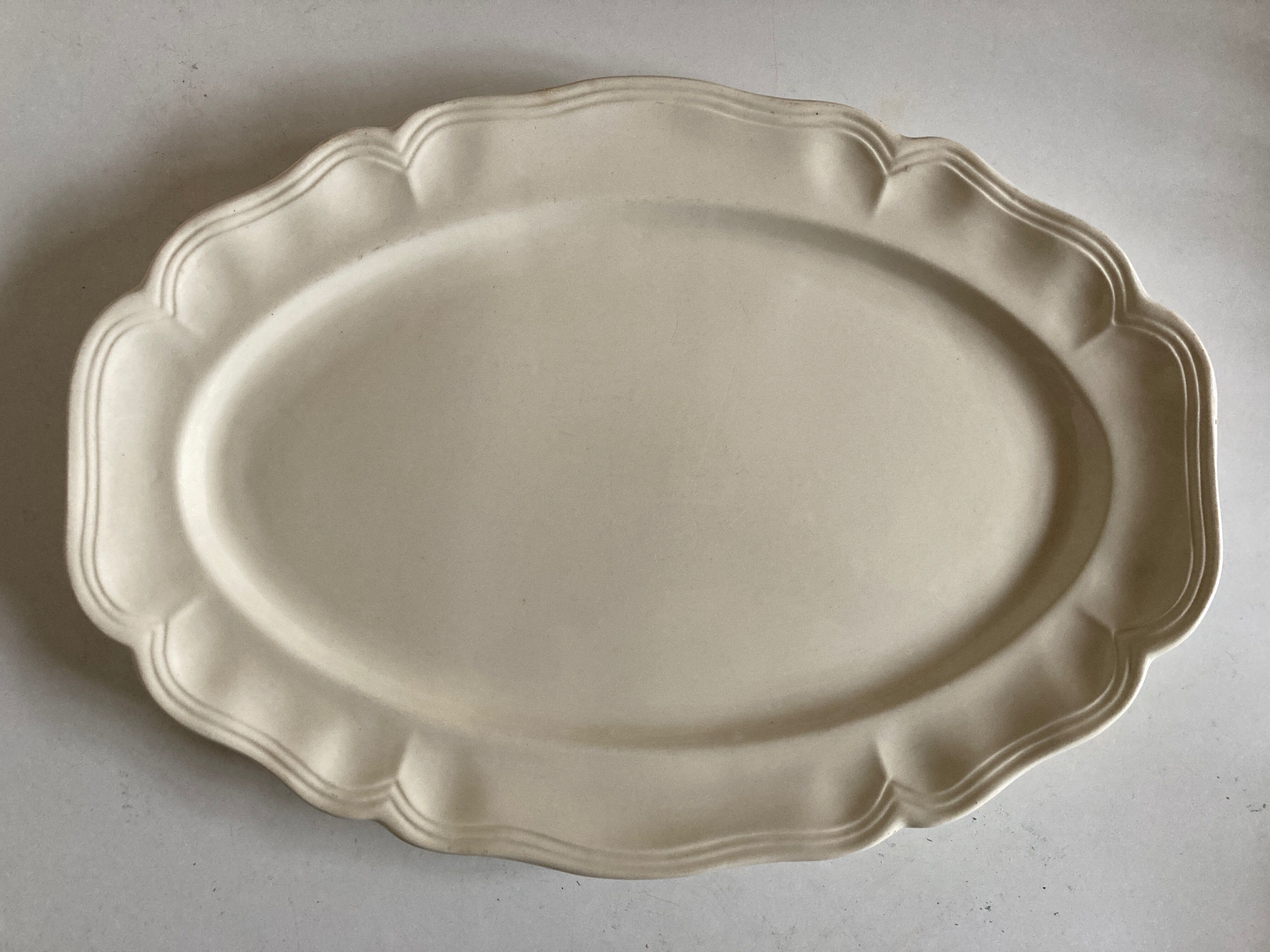 Sarreguemines ivory faience dish with 38cm godrons
