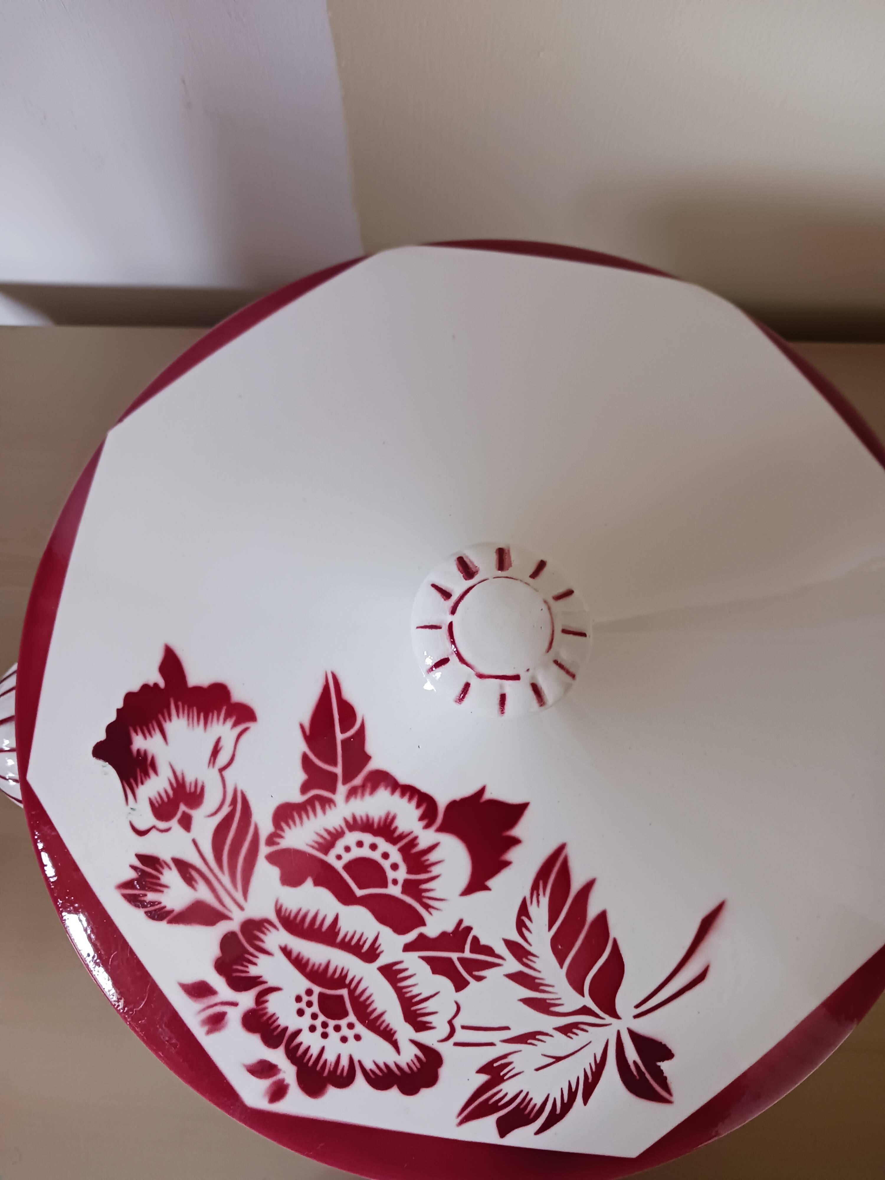 Soup tureen Digoin Sarreguemines, Burgundy model.