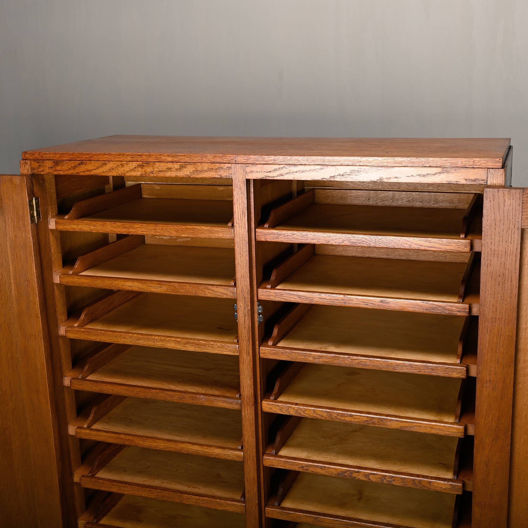 Cabinet d'archive en chêne moderniste, commode dans le style de l'École d'Amsterdam
