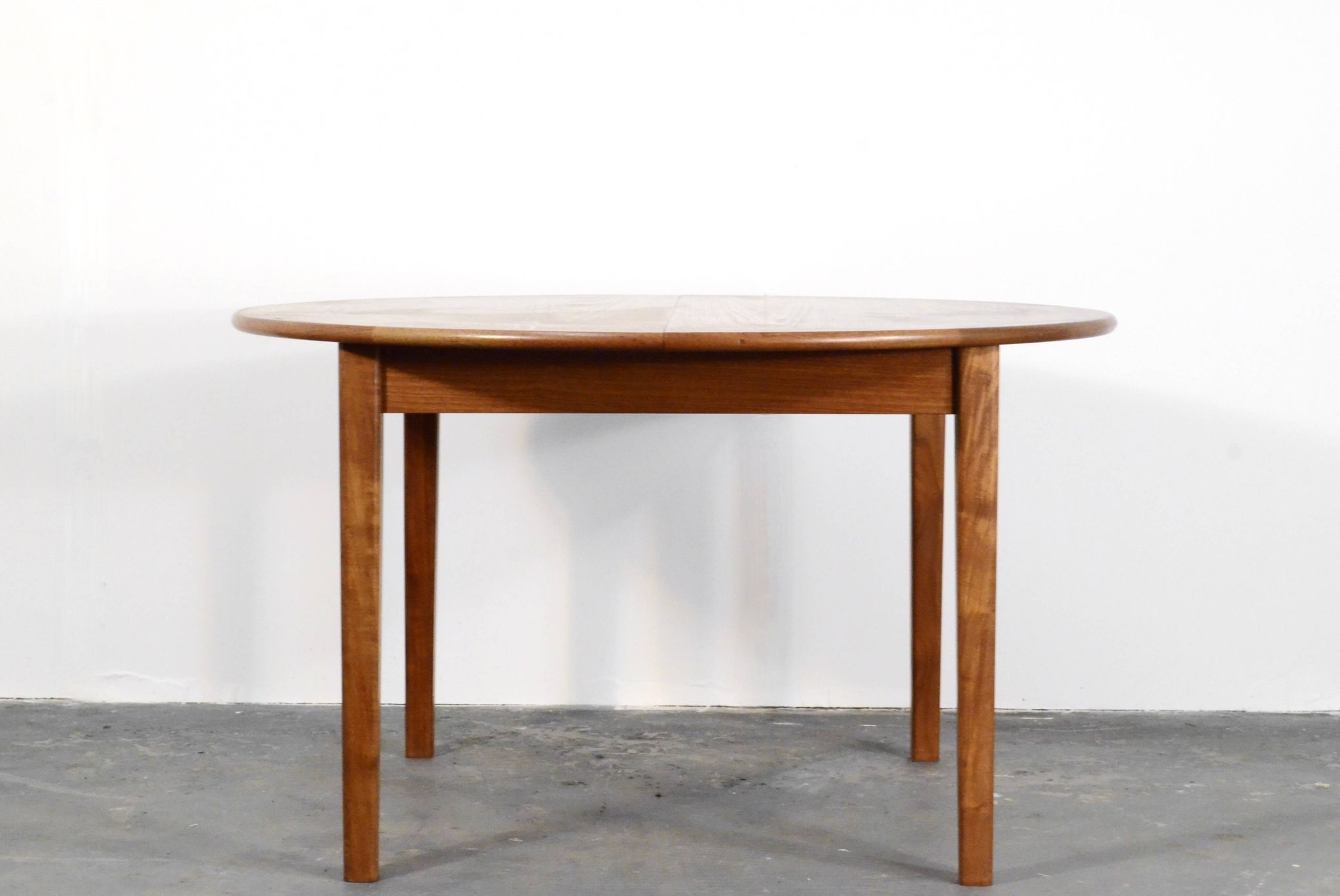 Table ronde extensible en teck danois des années 50.
