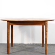 Table ronde extensible en teck danois des années 50.