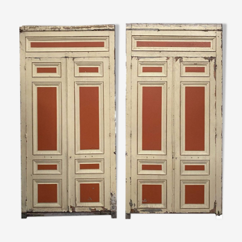 Paire de façades de placard à double portes moulurées en bois patiné, XXème siècle