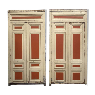 Paire de façades de placard à double portes moulurées en bois patiné, XXème siècle