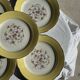 Lot de 19 grandes assiettes plates vintage jaunes fleurs roses liseré doré