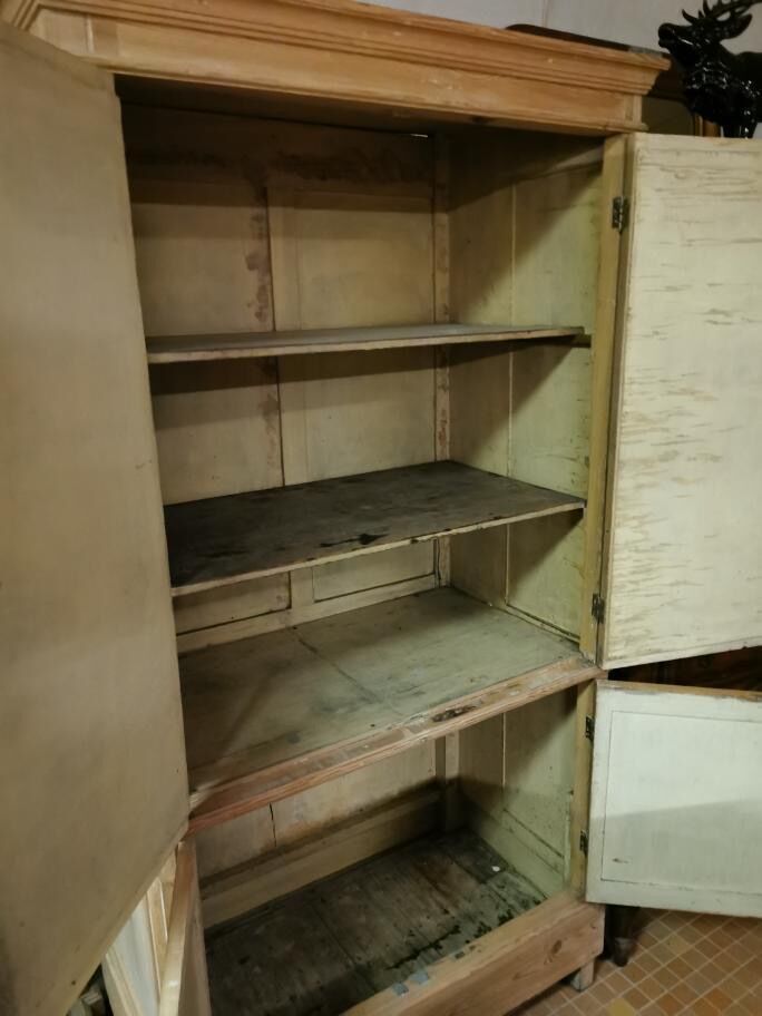 Cabinet with beveled mirrors and aero gummed