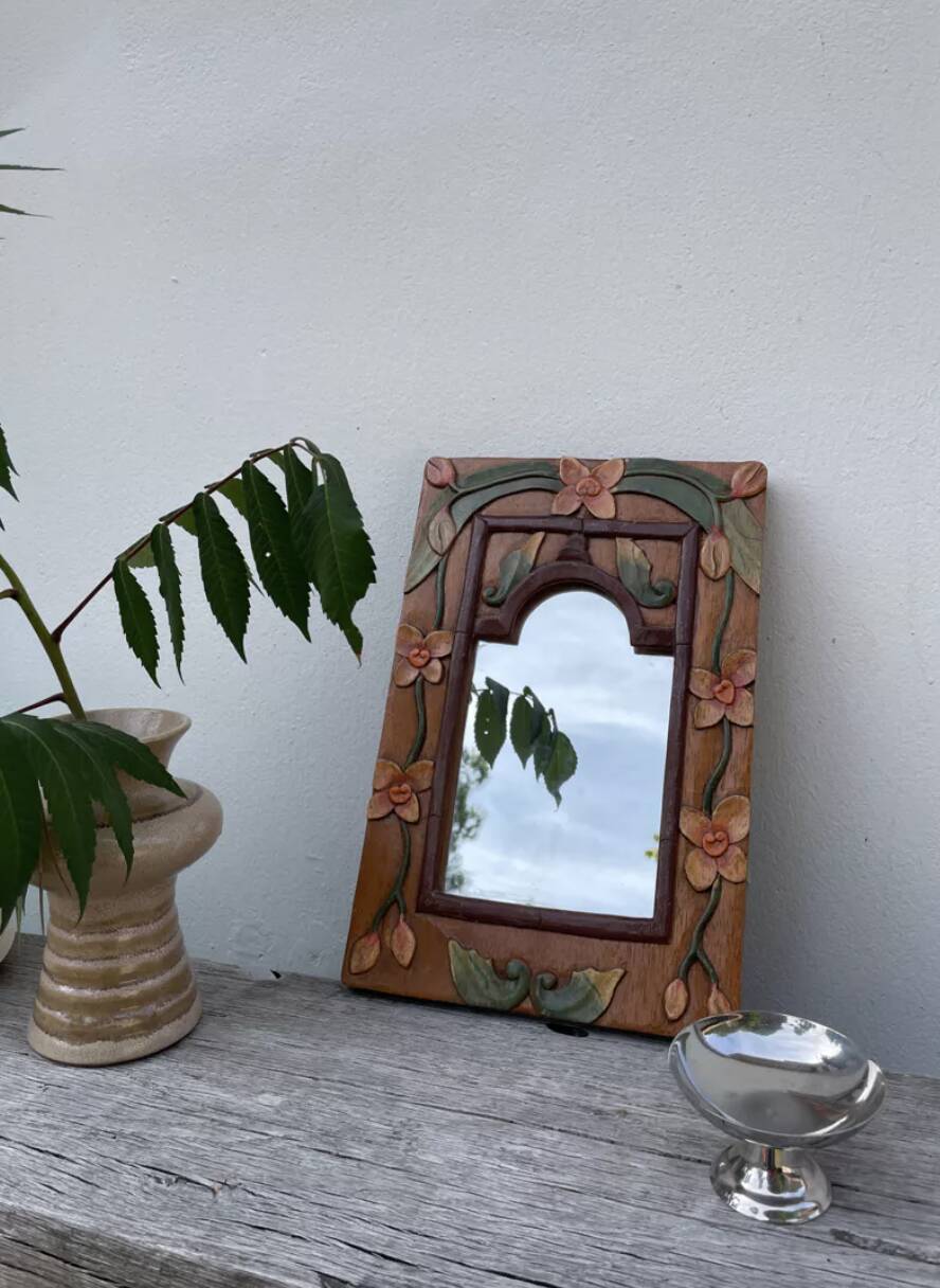 Petit miroir en bois ancien sculpté de fleurs 36x25