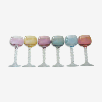 Suite de six verres à liqueur ou à xérès, porto ou commandaria en cristal de couleur d'Hartzviller