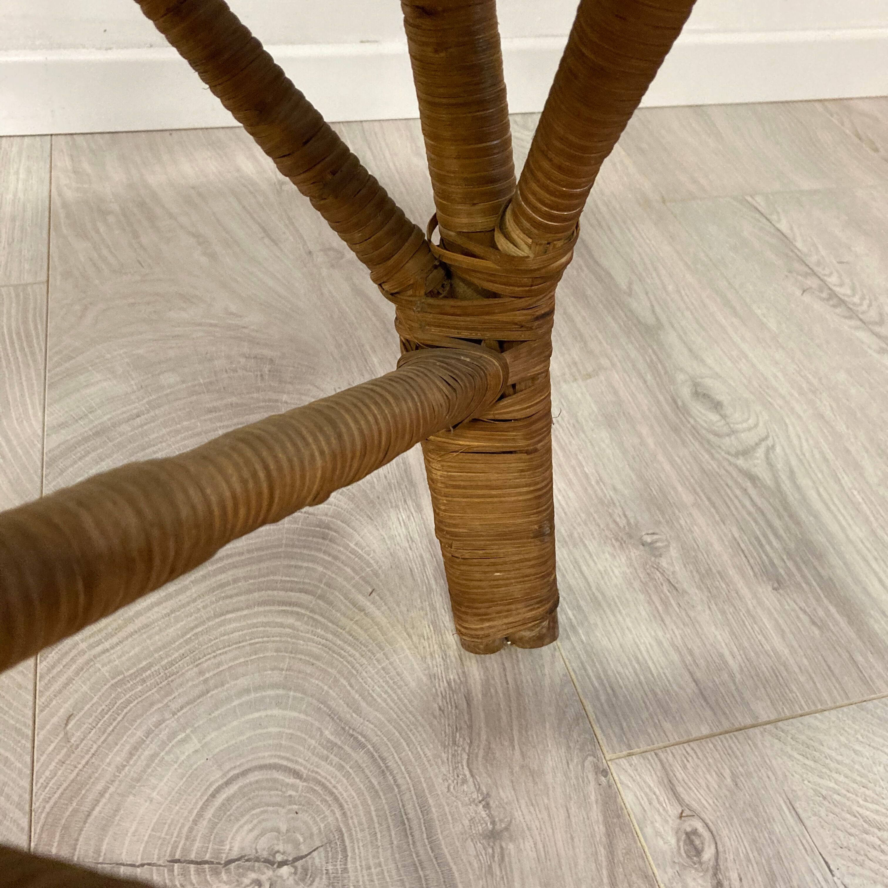 Peacock chair with armrests