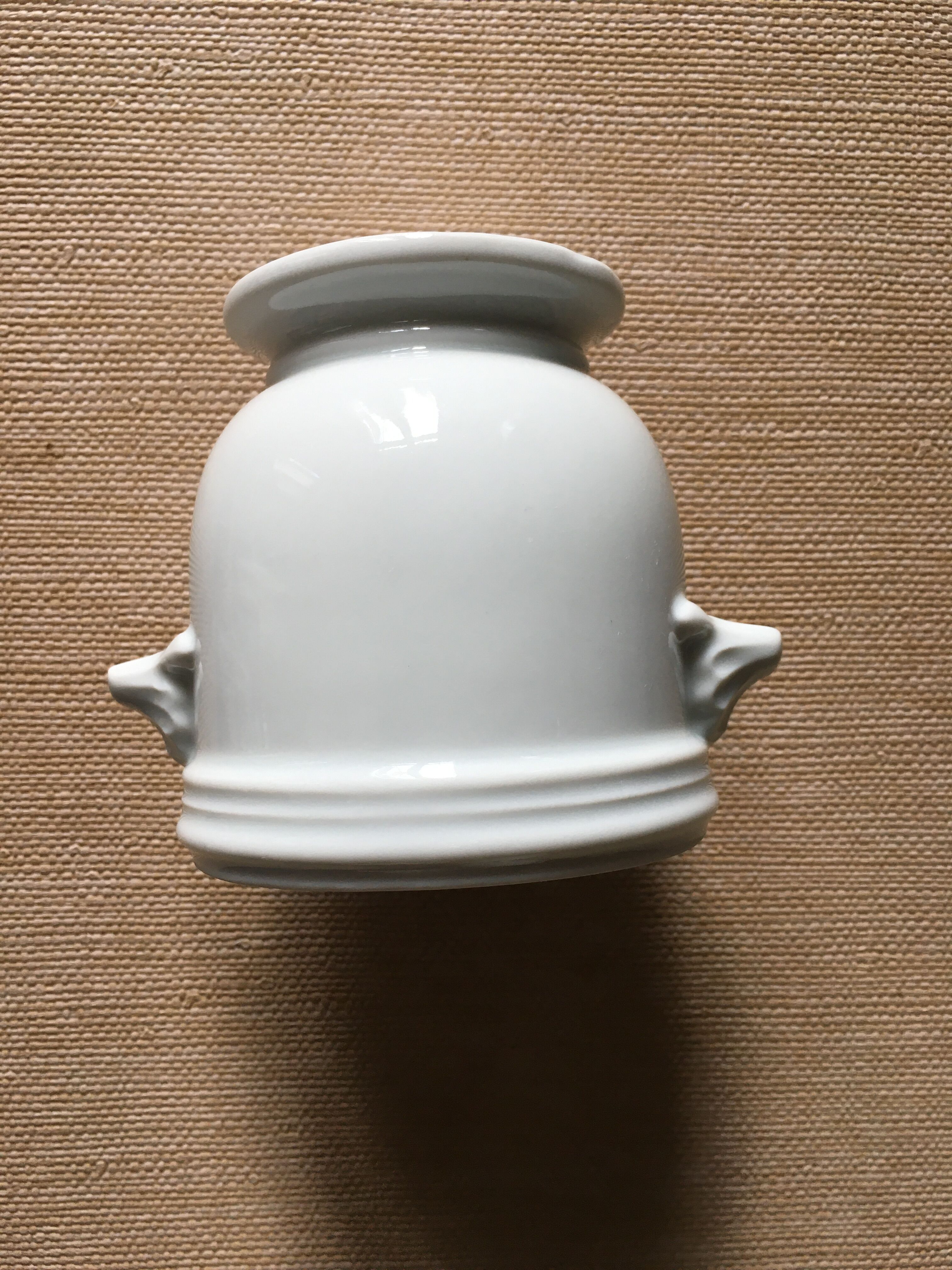 Cache pot moutardier ou saucière en porcelaine blanche