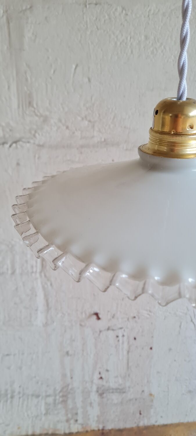 Suspension en opaline ondulé