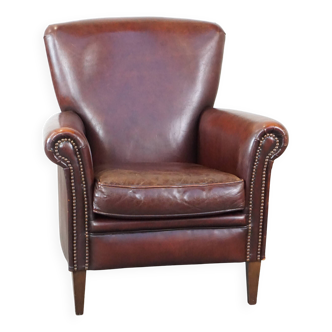 Fauteuil en cuir de mouton correctement fini avec des clous décoratifs