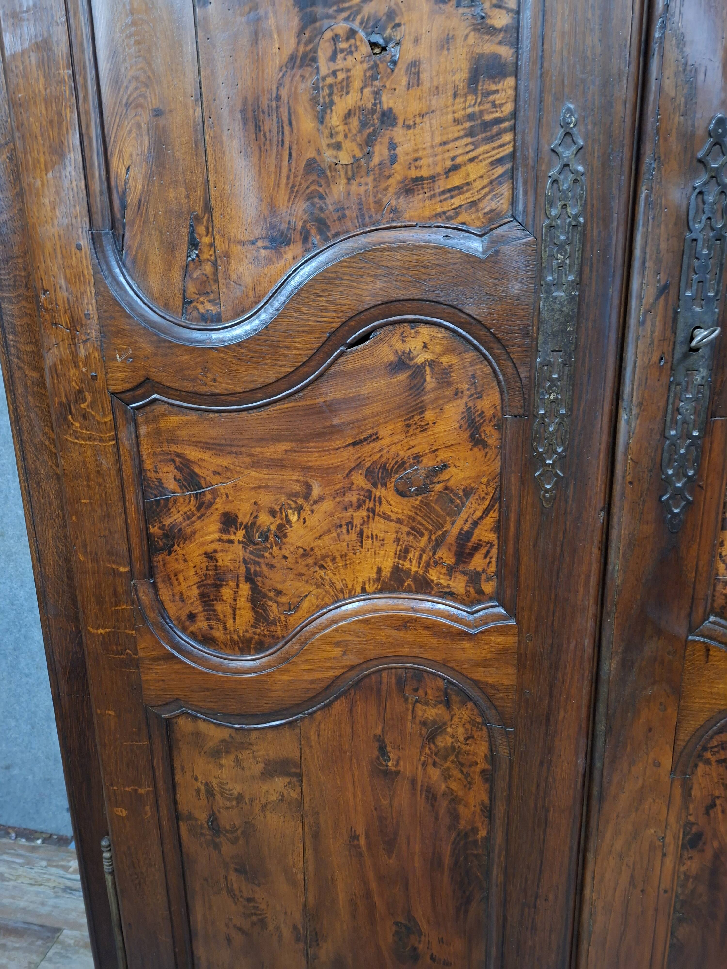 Bressanne wardrobe in walnut and solid oak, regional work from the 20th century.
