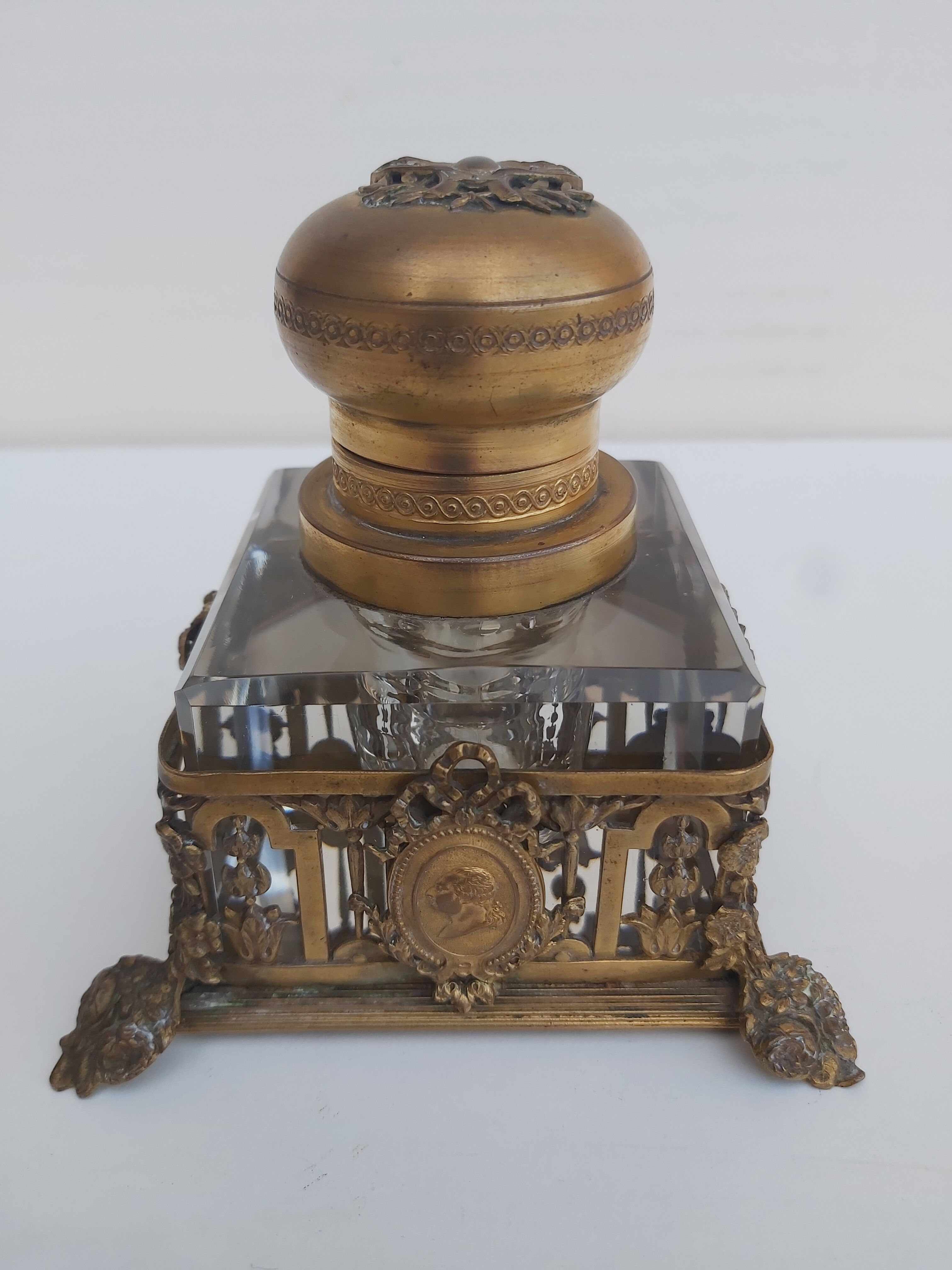 Bronze and crystal inkwell nineteenth Louis XVI and Marie-Antoinette medallion