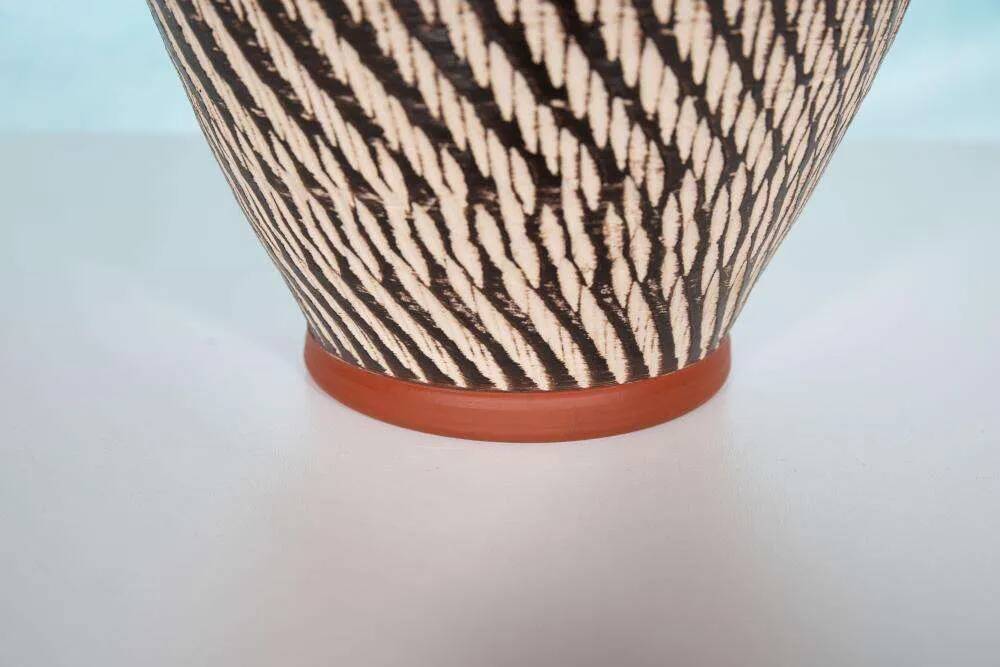 Vintage minimalist ceramic vase Wekara sgraffito
