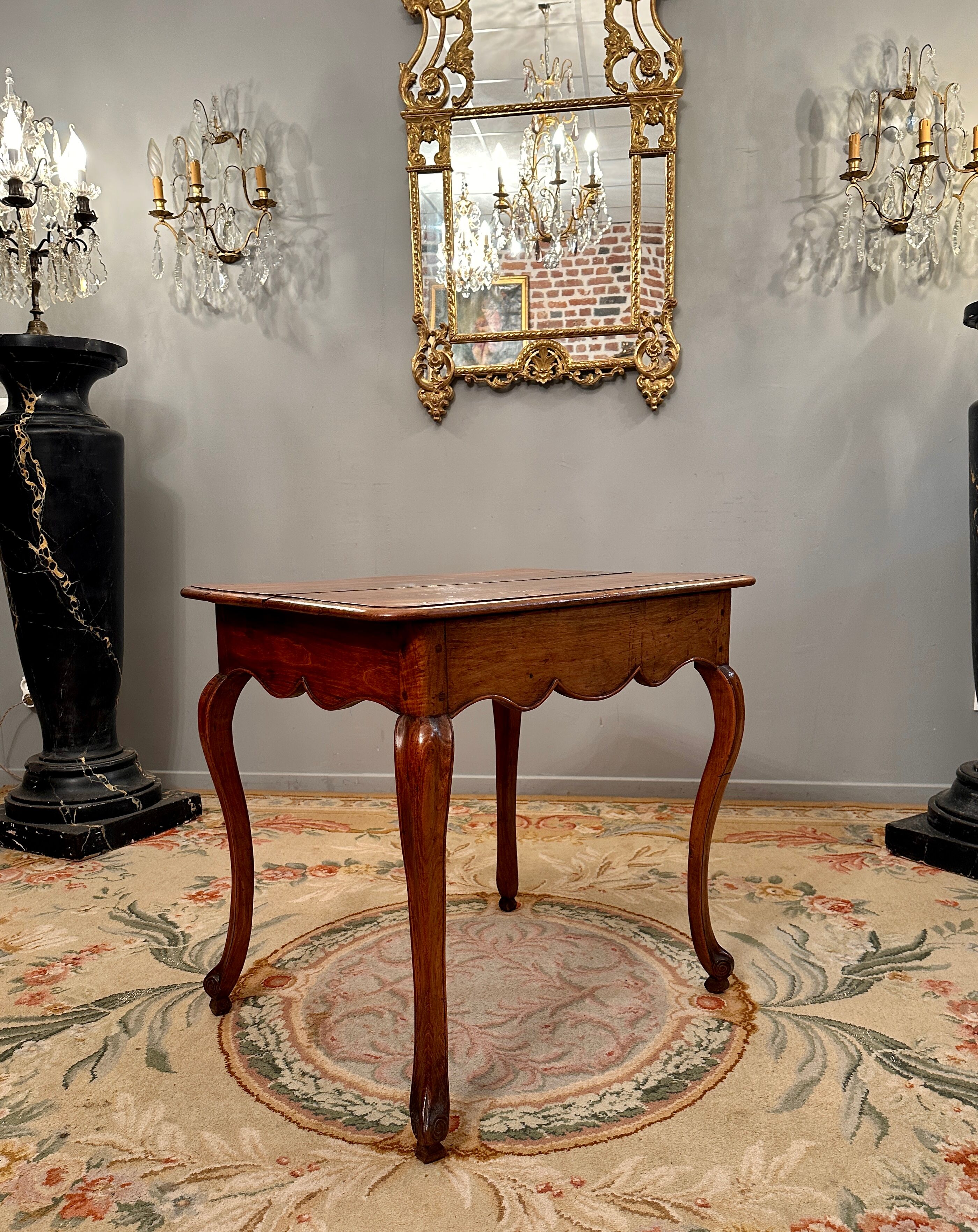 Middle table in walnut period Louis XV around 1730