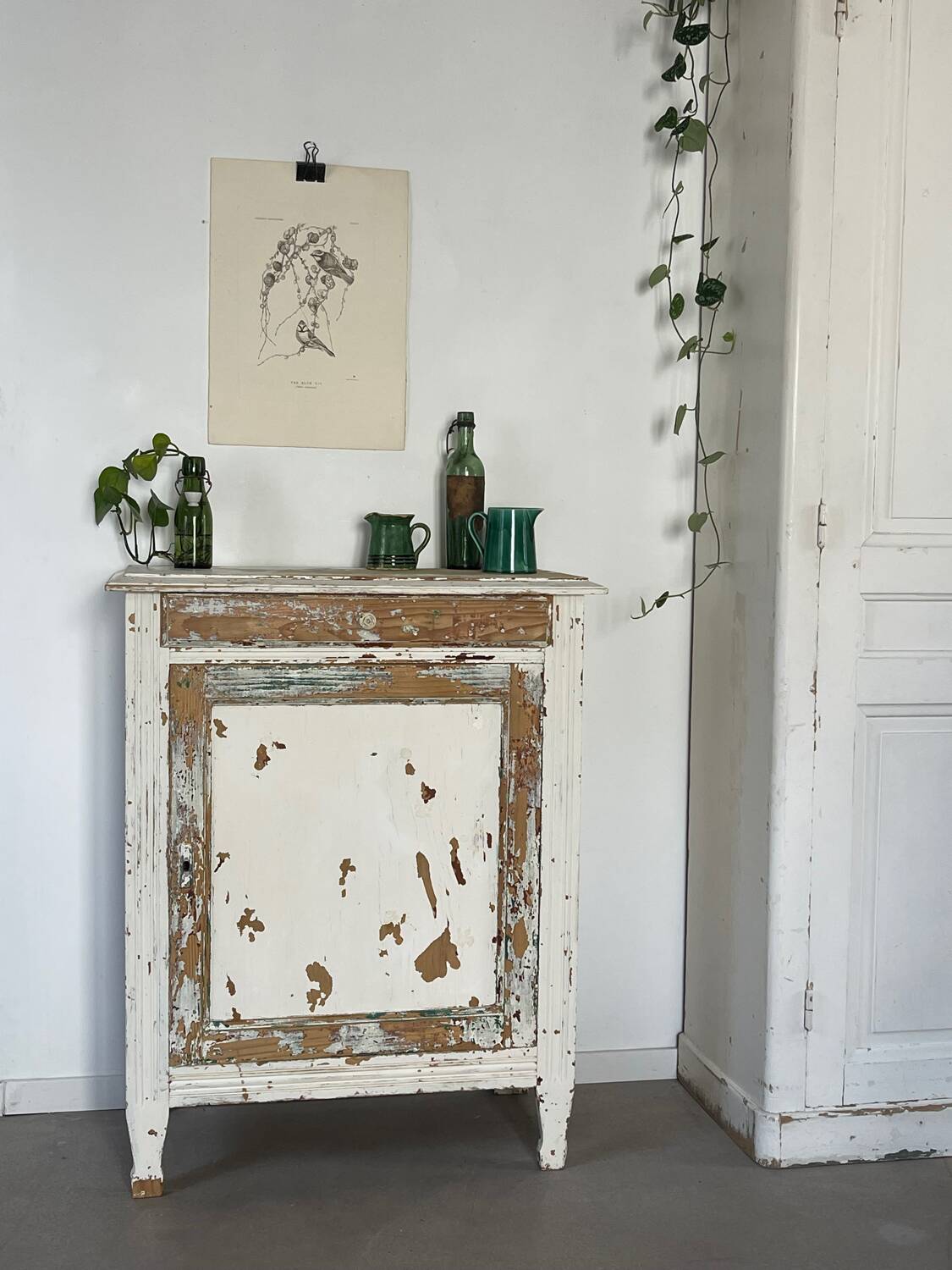 Patinated white jam maker