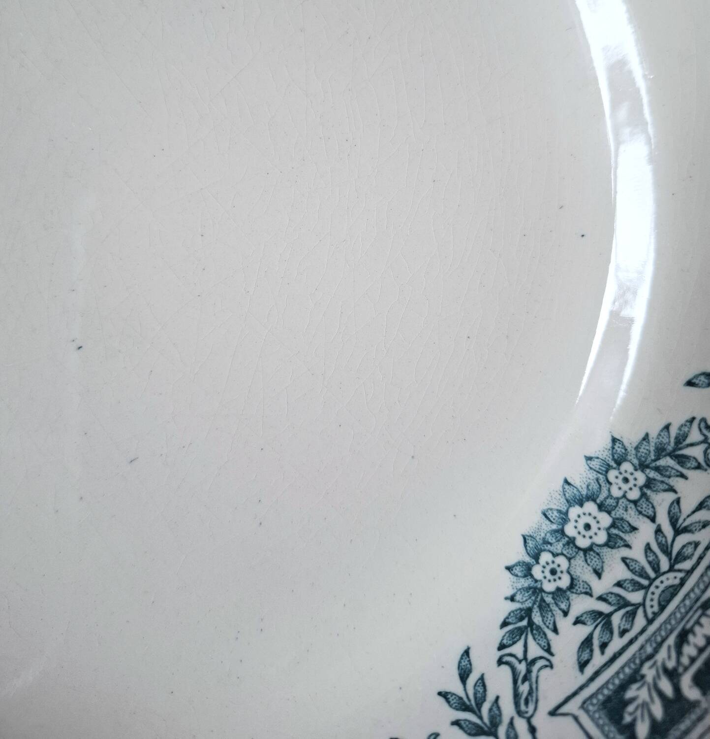 Assiettes plates anciennes dépareillées en faïence terre de fer