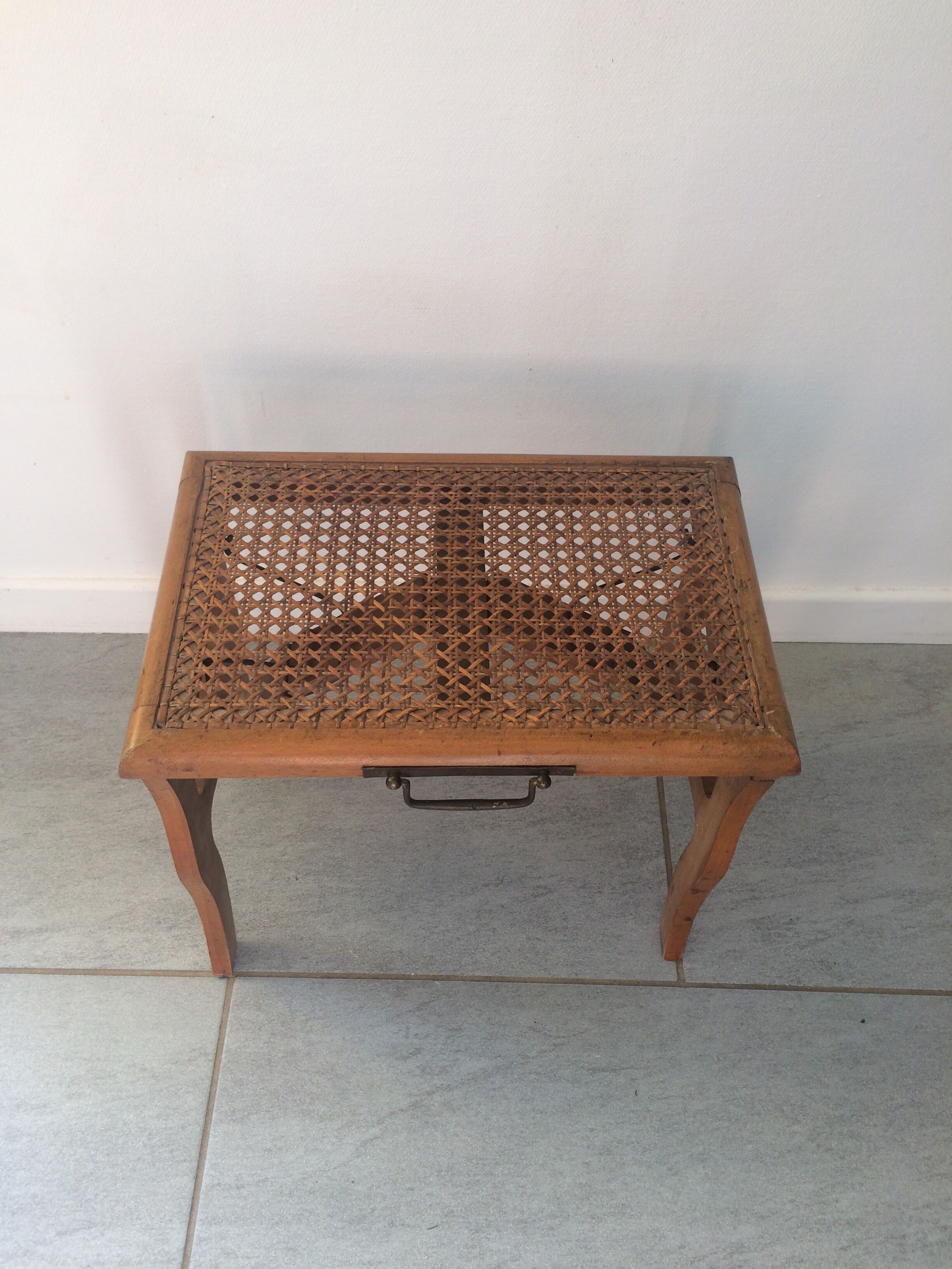 Foldable canned stool