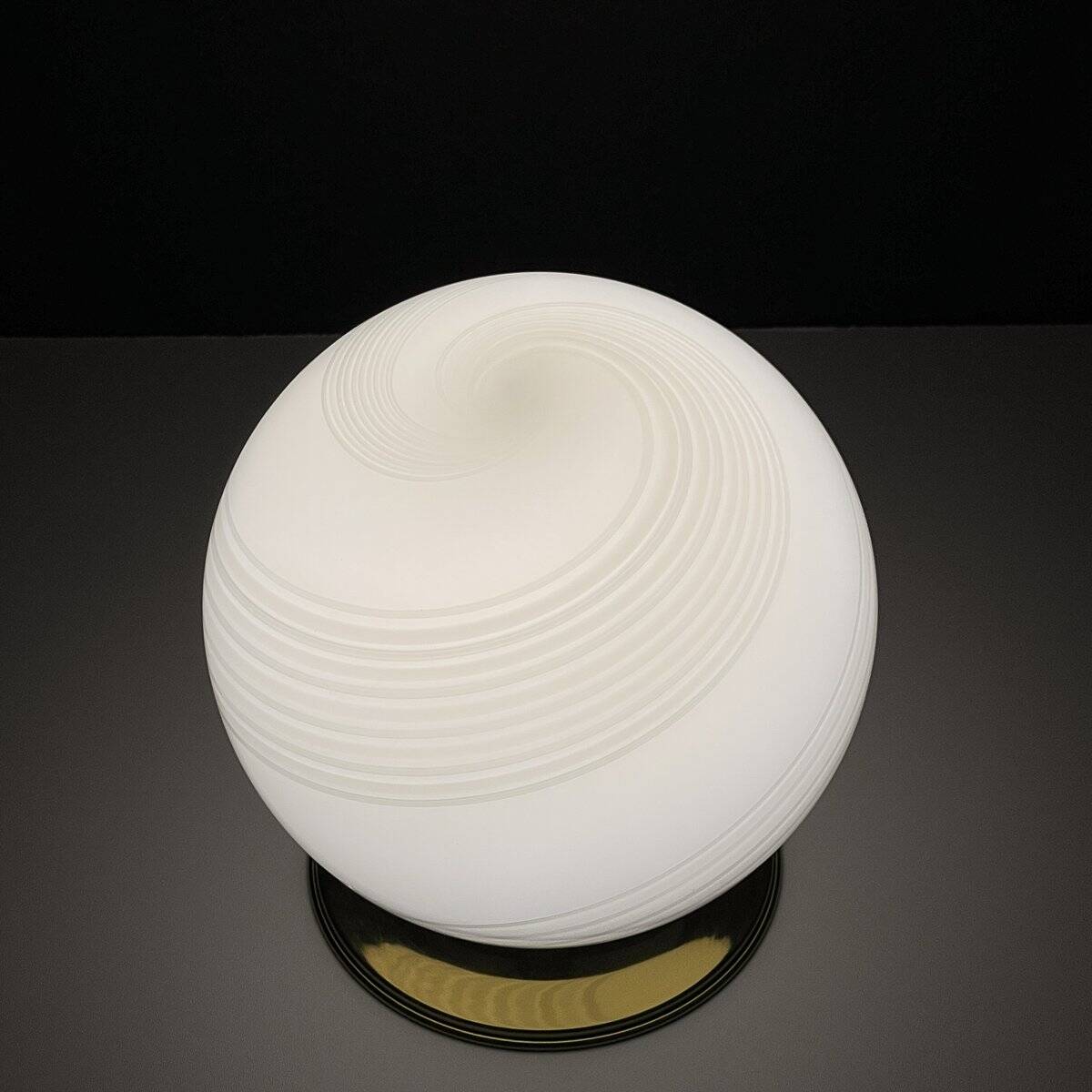 Vintage table lamp in white Murano glass, Italy, 1970s.