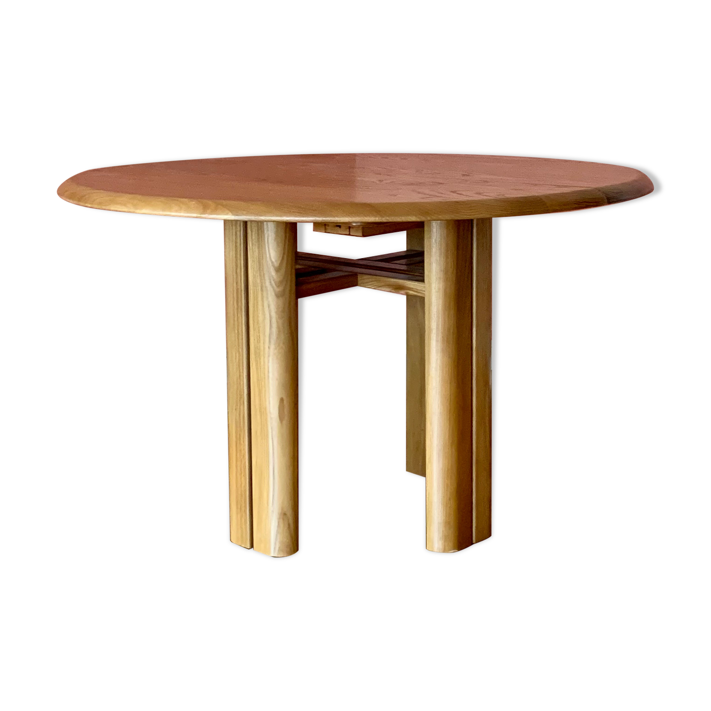 Round table in vintage solid elm