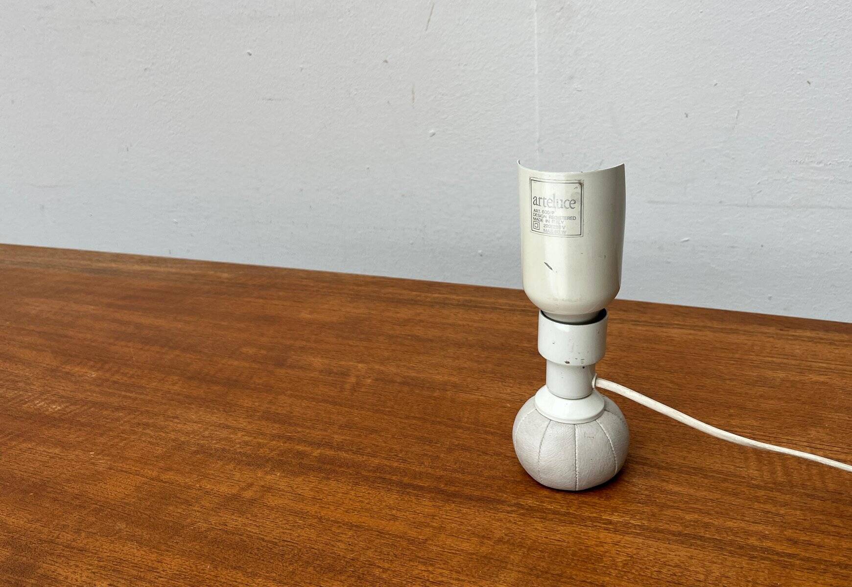 Italian table lamp model 600/P from the mid-century space by Gino Sarfatti for Arteluce, 1960s.