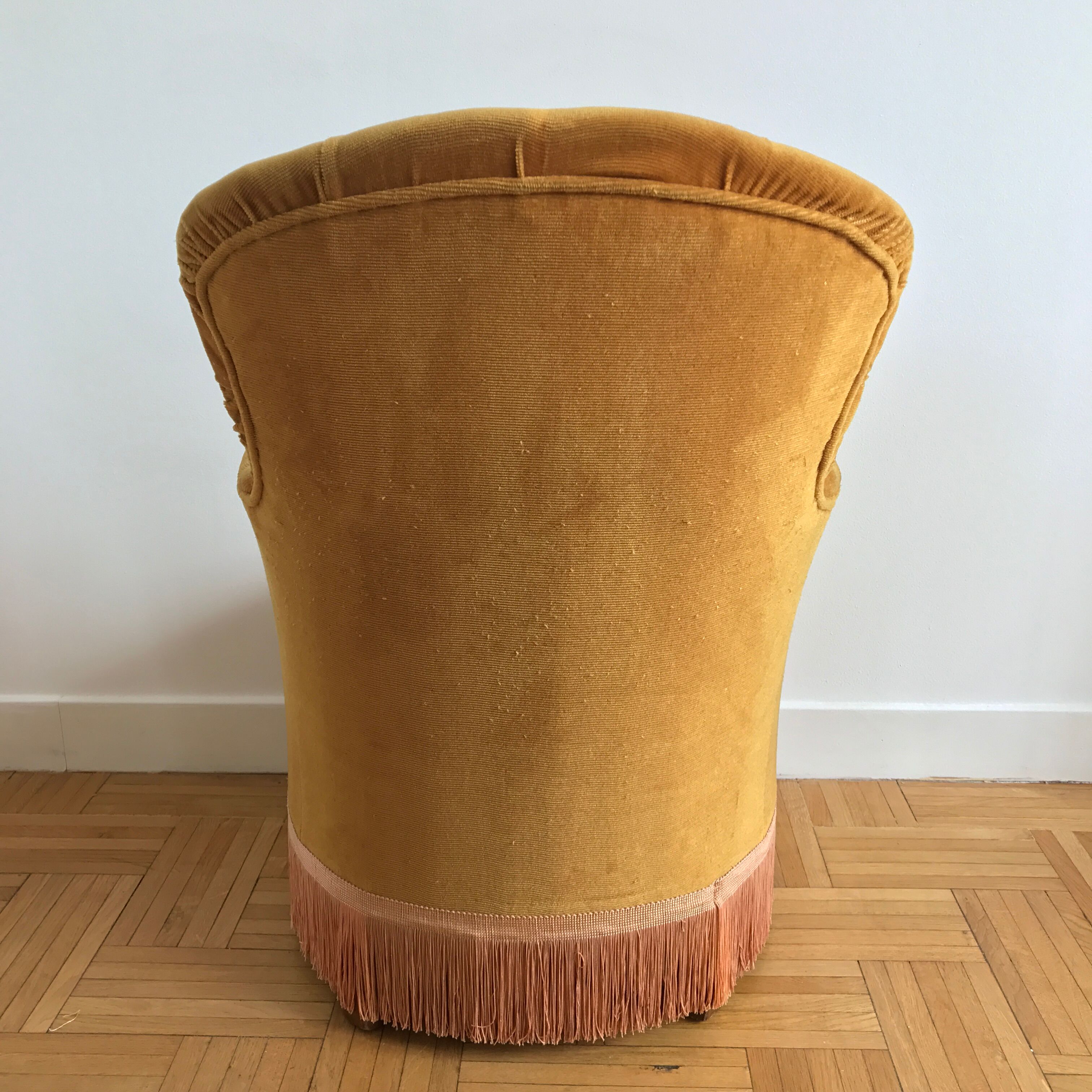 Fauteuil crapaud capitonné en velours jaune
