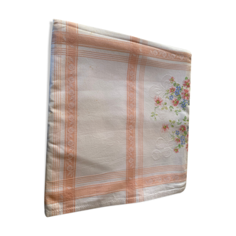 Nappe blanche et fleurie