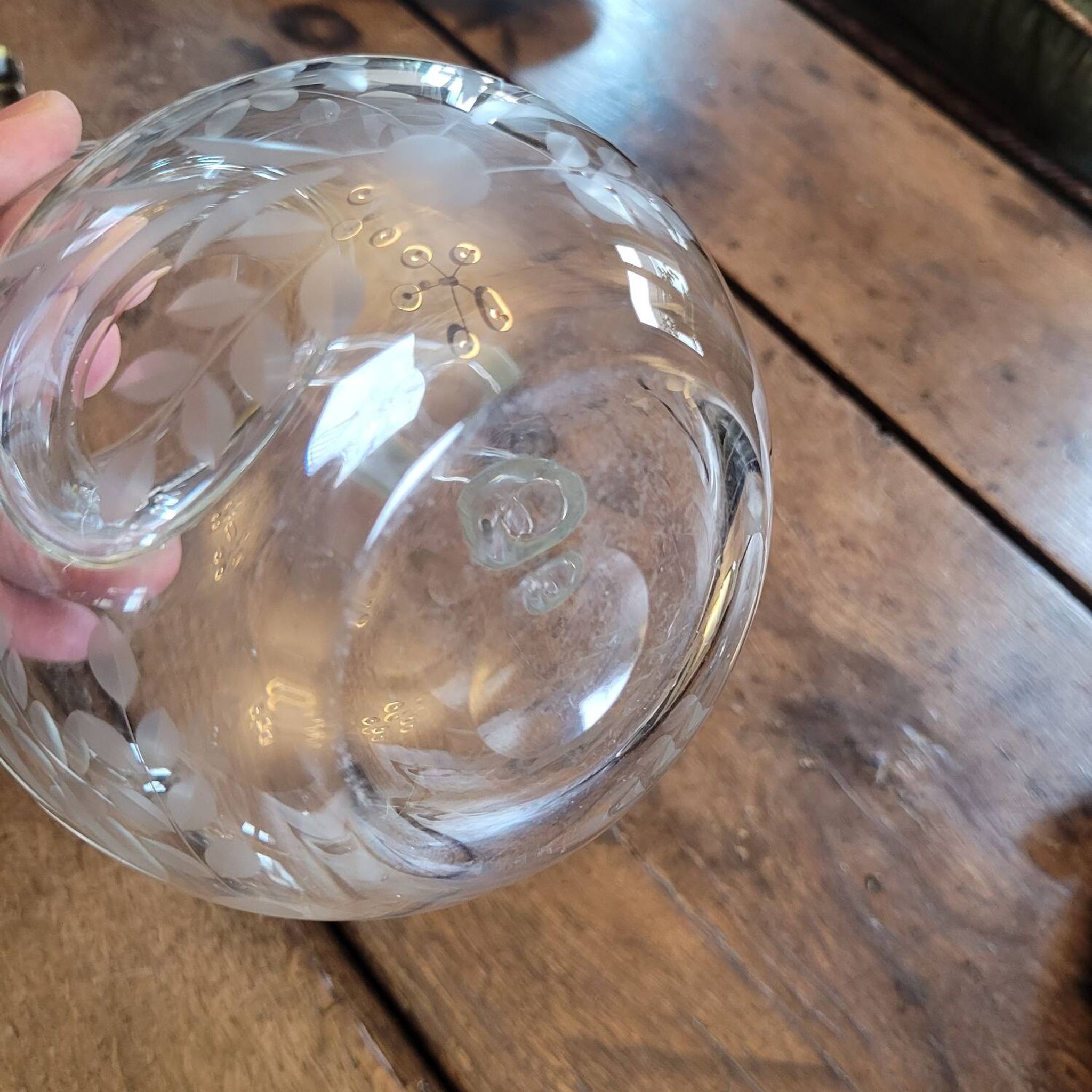 Engraved glass jug with floral decoration – 75 cl – mid 20th century