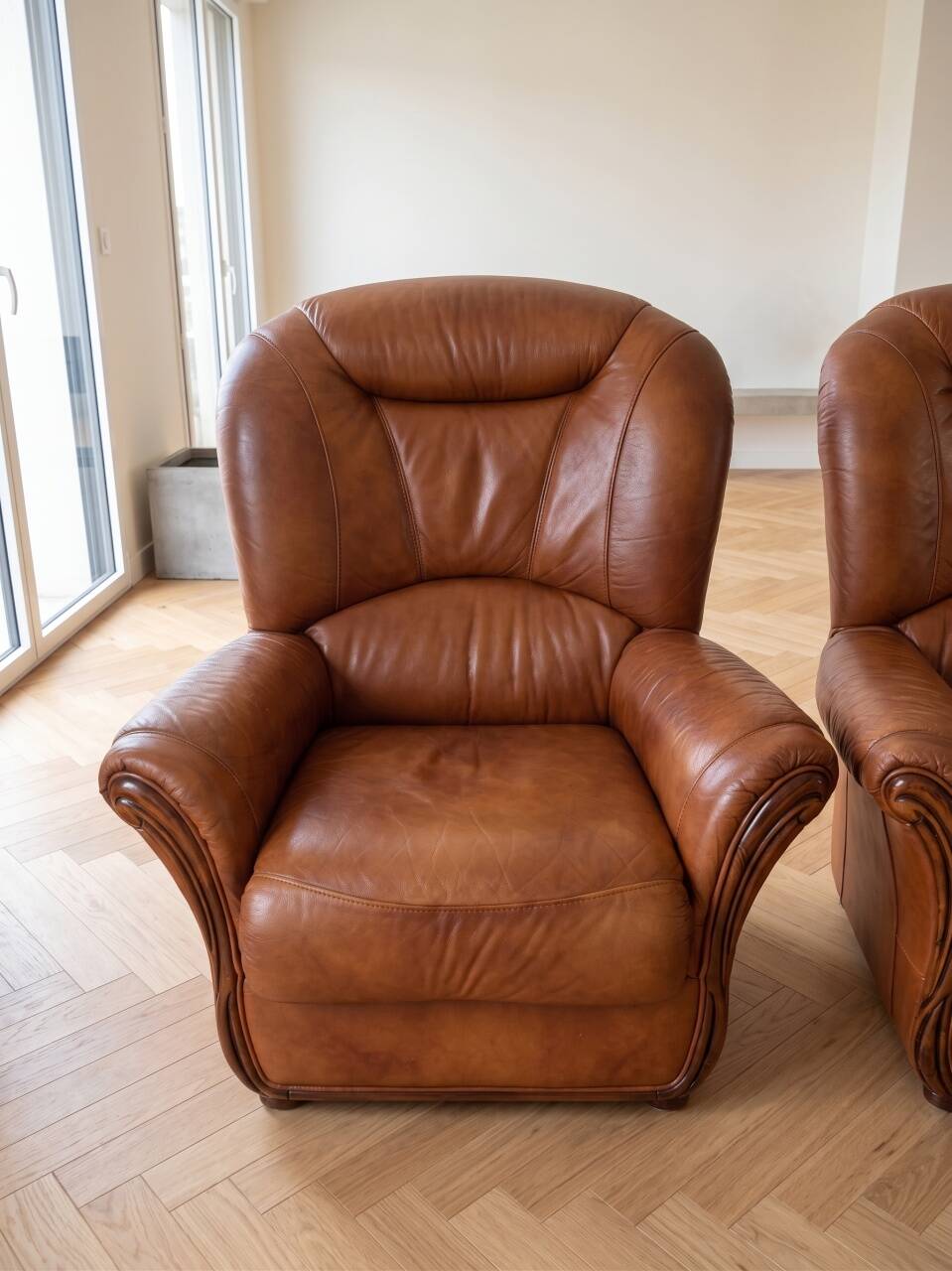 Living room set: 3-seater sofa and 2 brown leather armchairs.