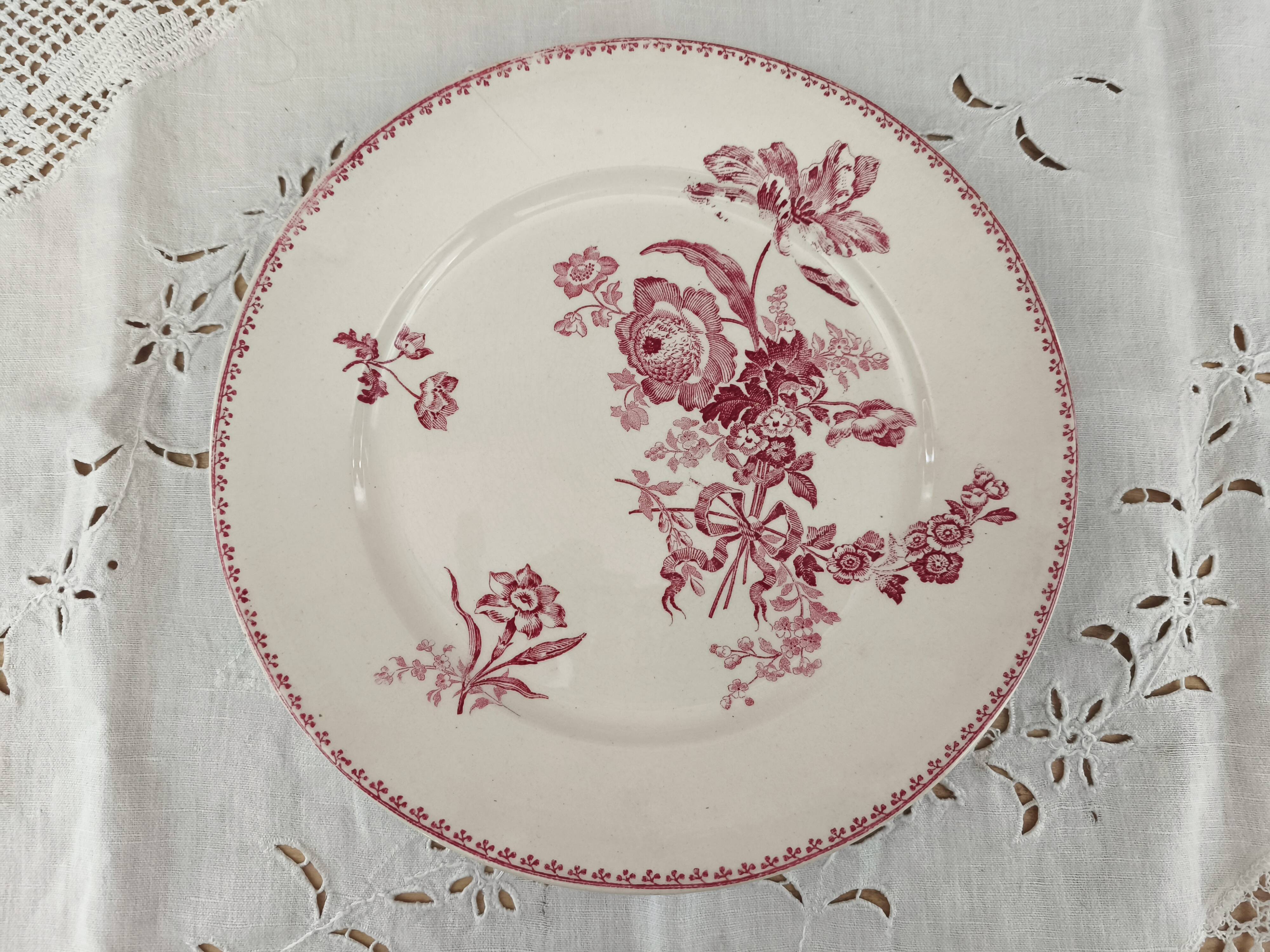 Art Nouveau flat plate, late 19th century, U&C Sarreguemines Digoin, Fontange model