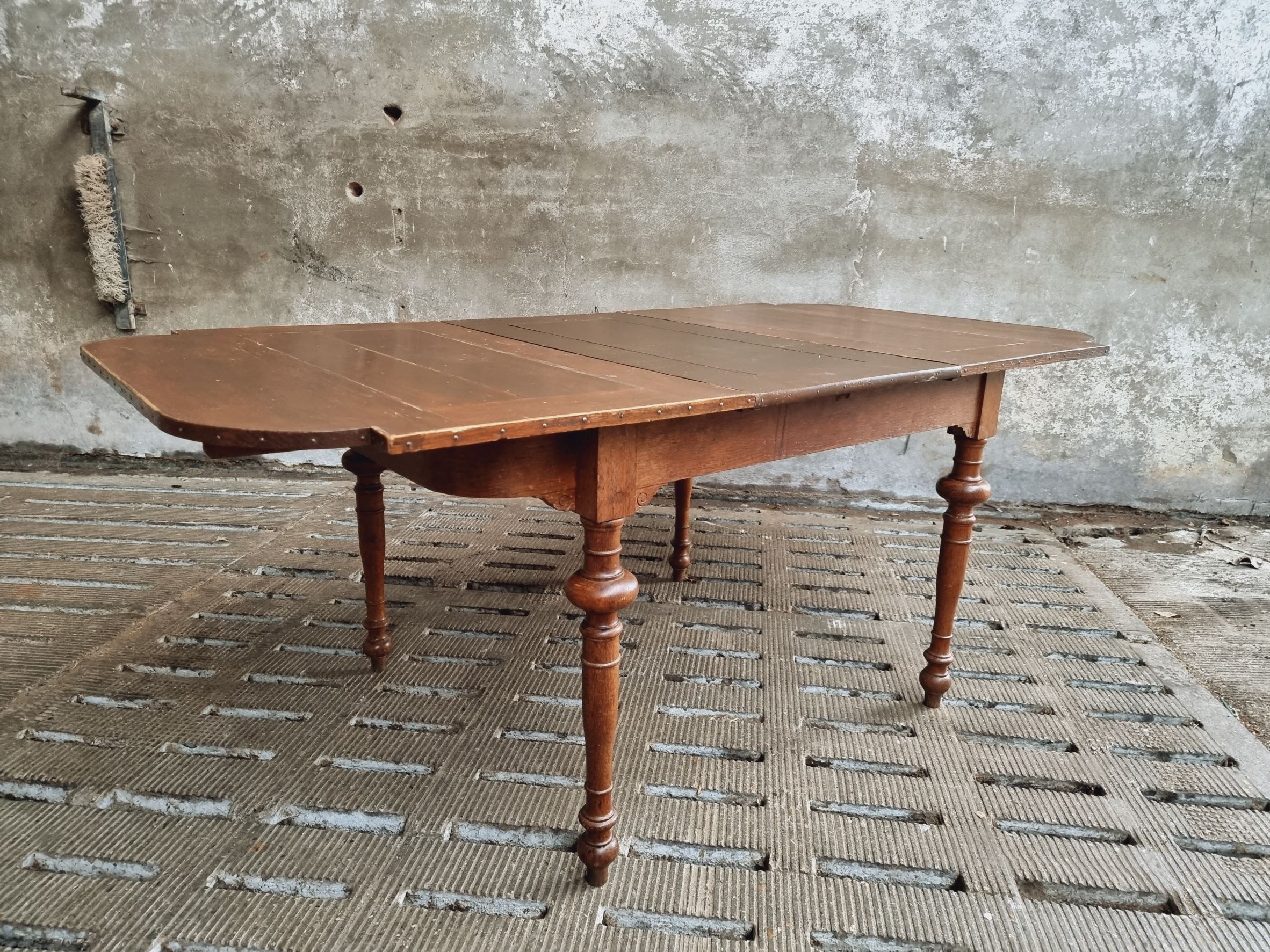 Antique extendable diningtable