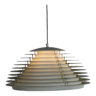 Luminaire suspendu au design danois par Jon Olafsson et Lutherson