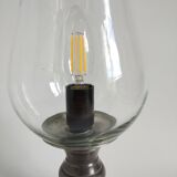 Lampe en forme de tulipe en verre et d'un pied en étain
