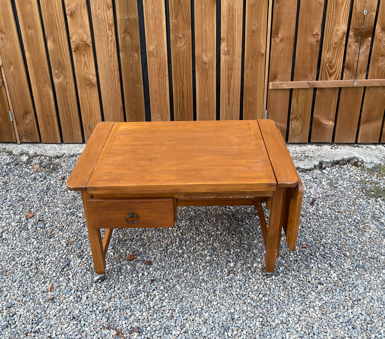 Extendable wooden desk with drawer