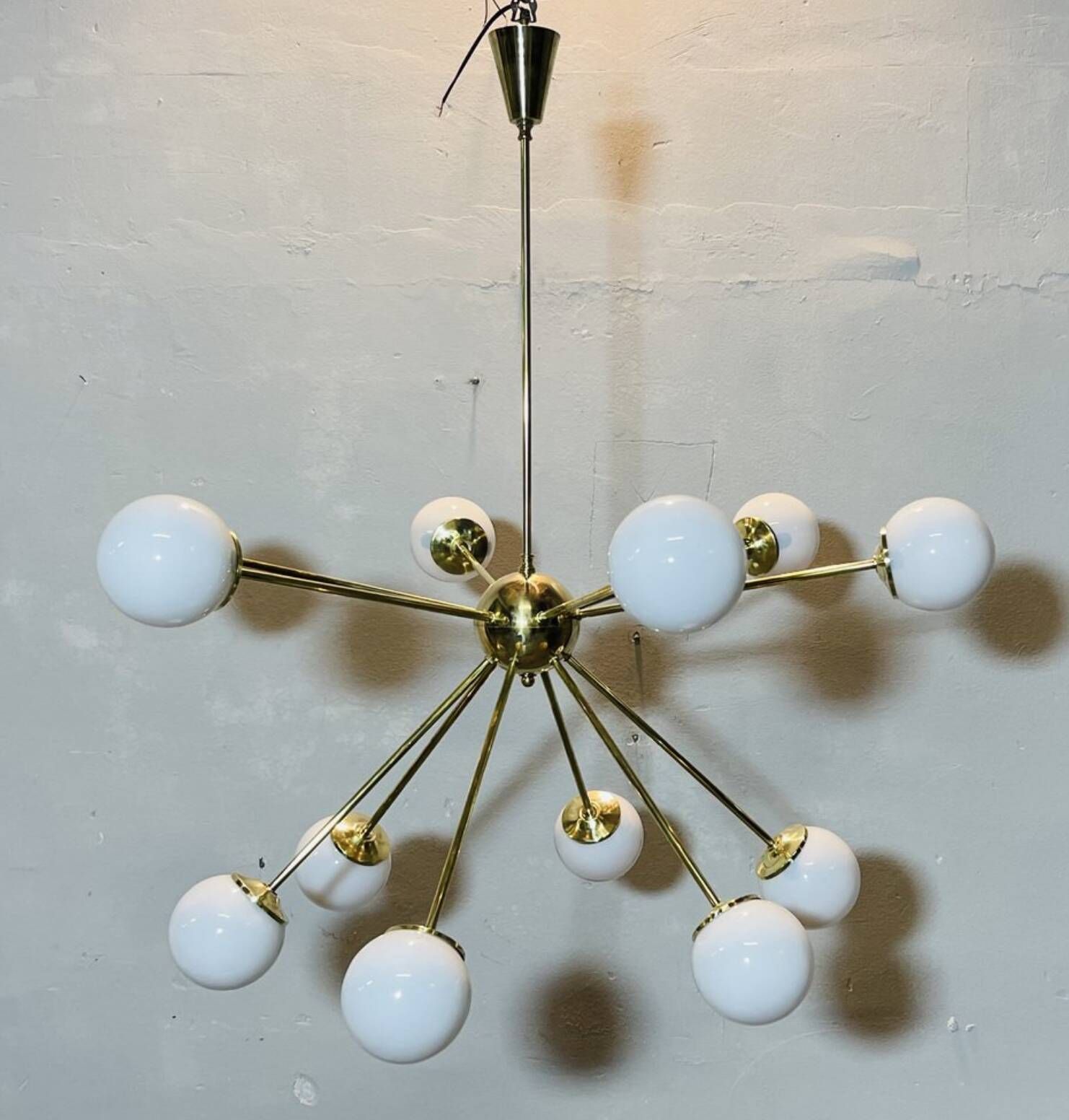 Lampadario Sputnik in ottone con sfera in bronzo e vetri opalini – Italia,
