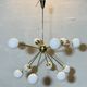 Lampadario Sputnik in ottone con sfera in bronzo e vetri opalini – Italia,