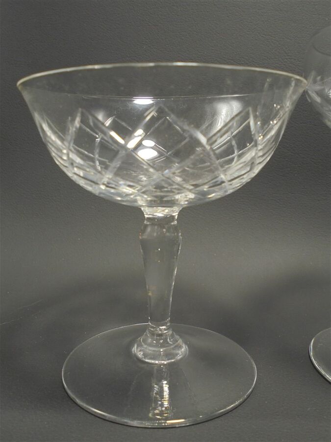 Service dépareillé de 6 coupes à champagne