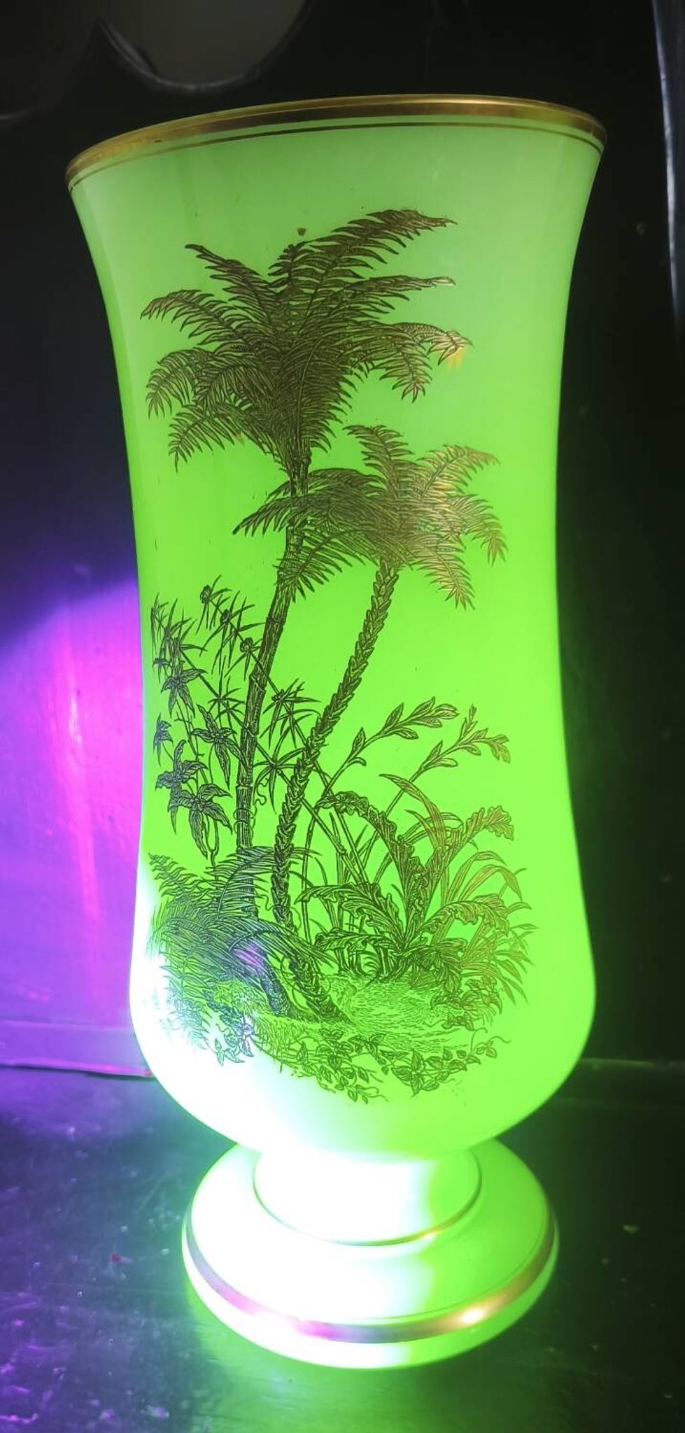 Opaline vase with palm tree decoration in gold (ouraline)