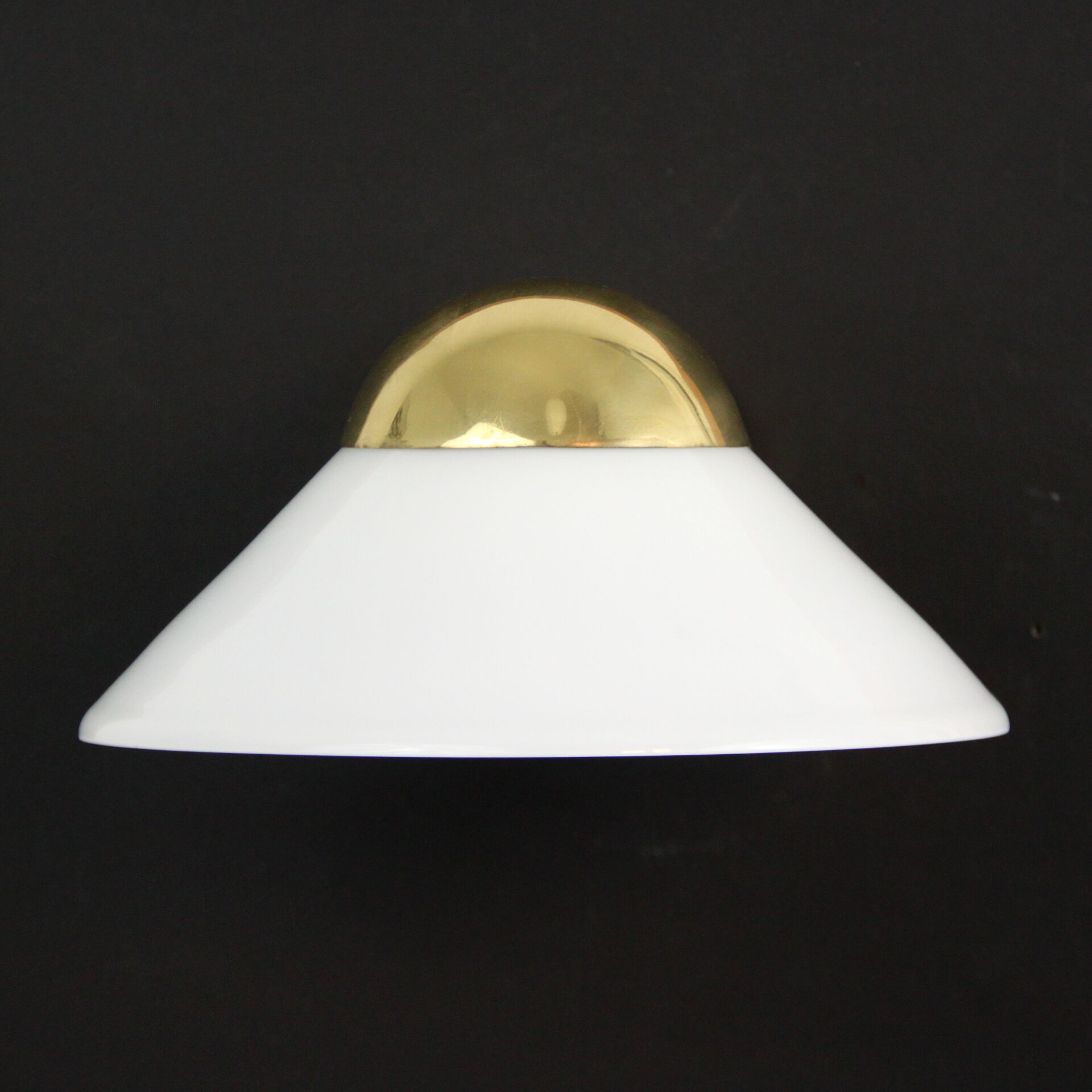 Applique murale laiton et verre opaline blanche lustrerie Deknudt 1980