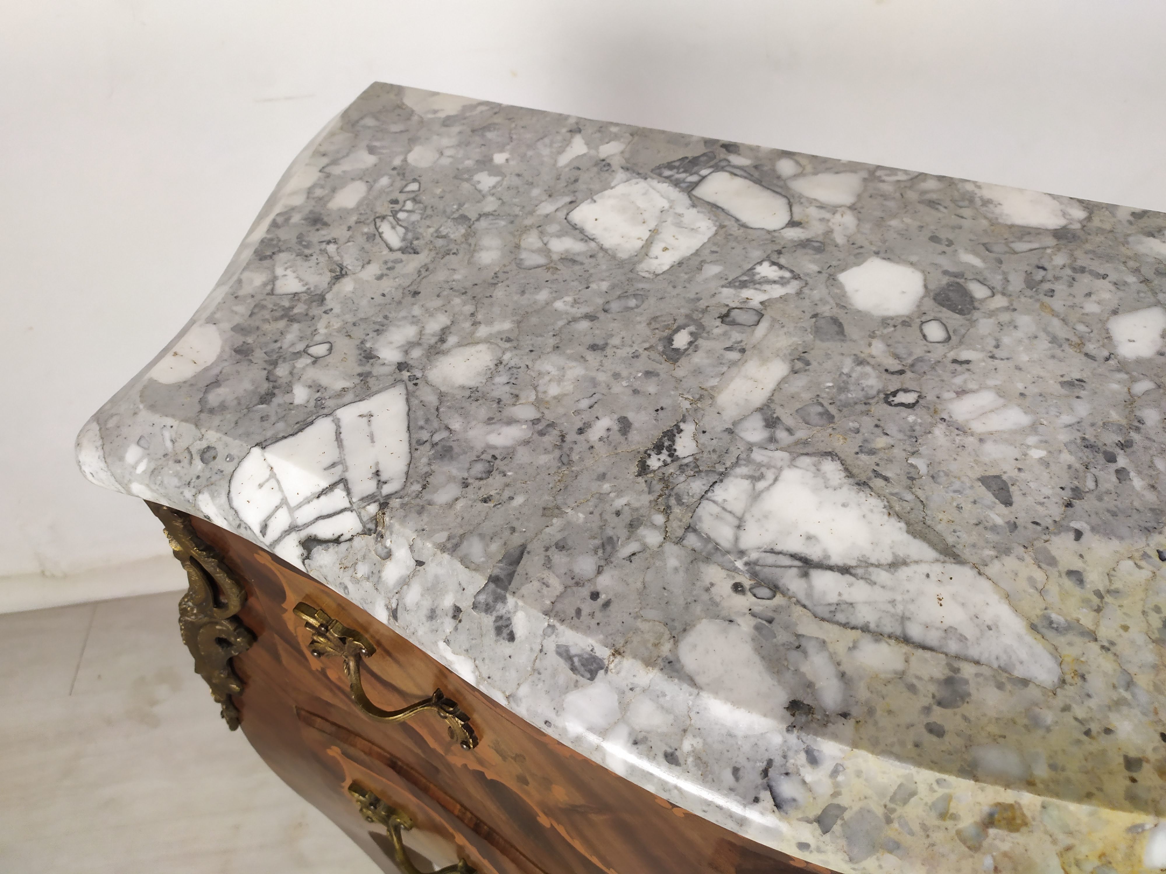 Louis XV curved jumping chest of drawers