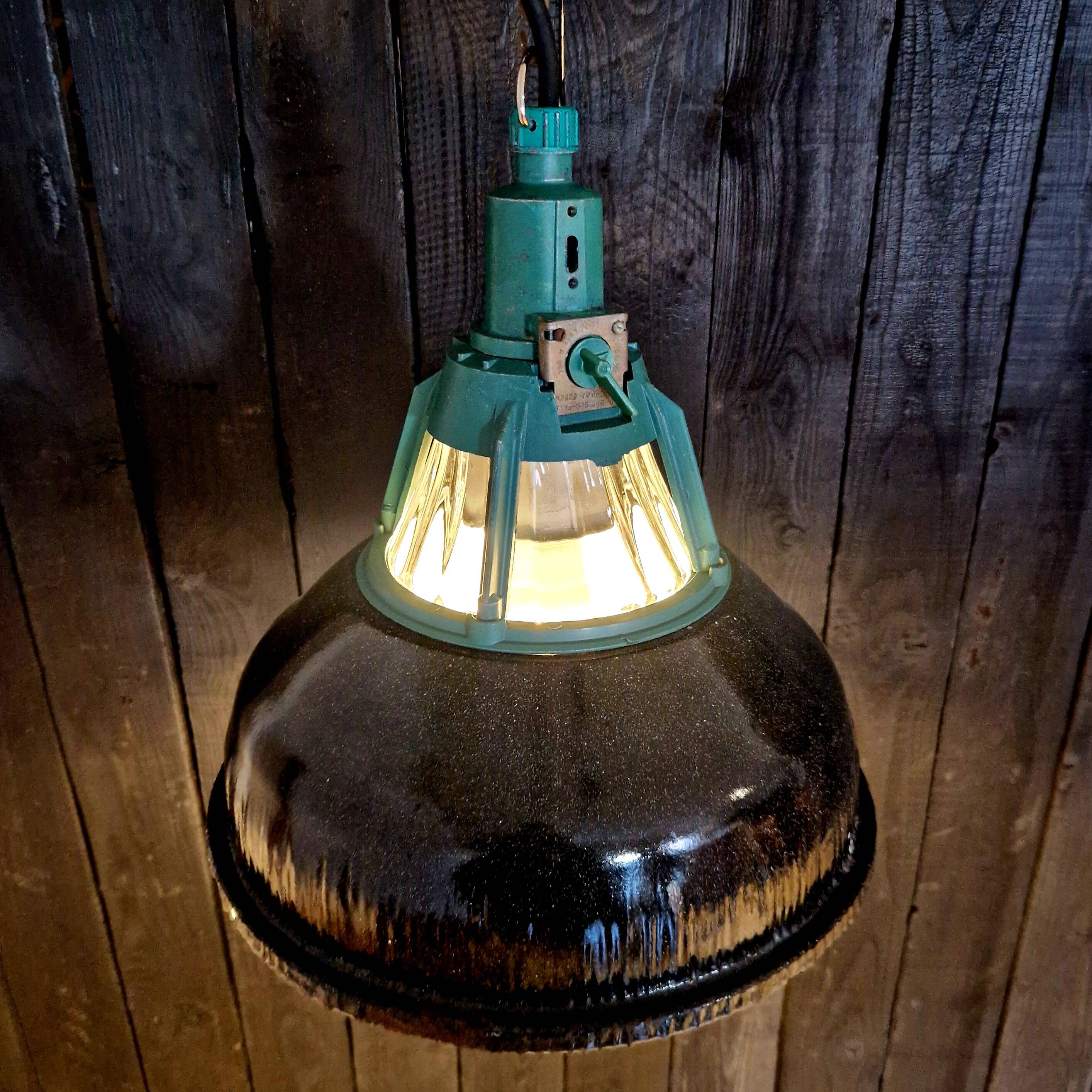 „Alma“ ukrainische Industrie Lampe Grün / Schwarz