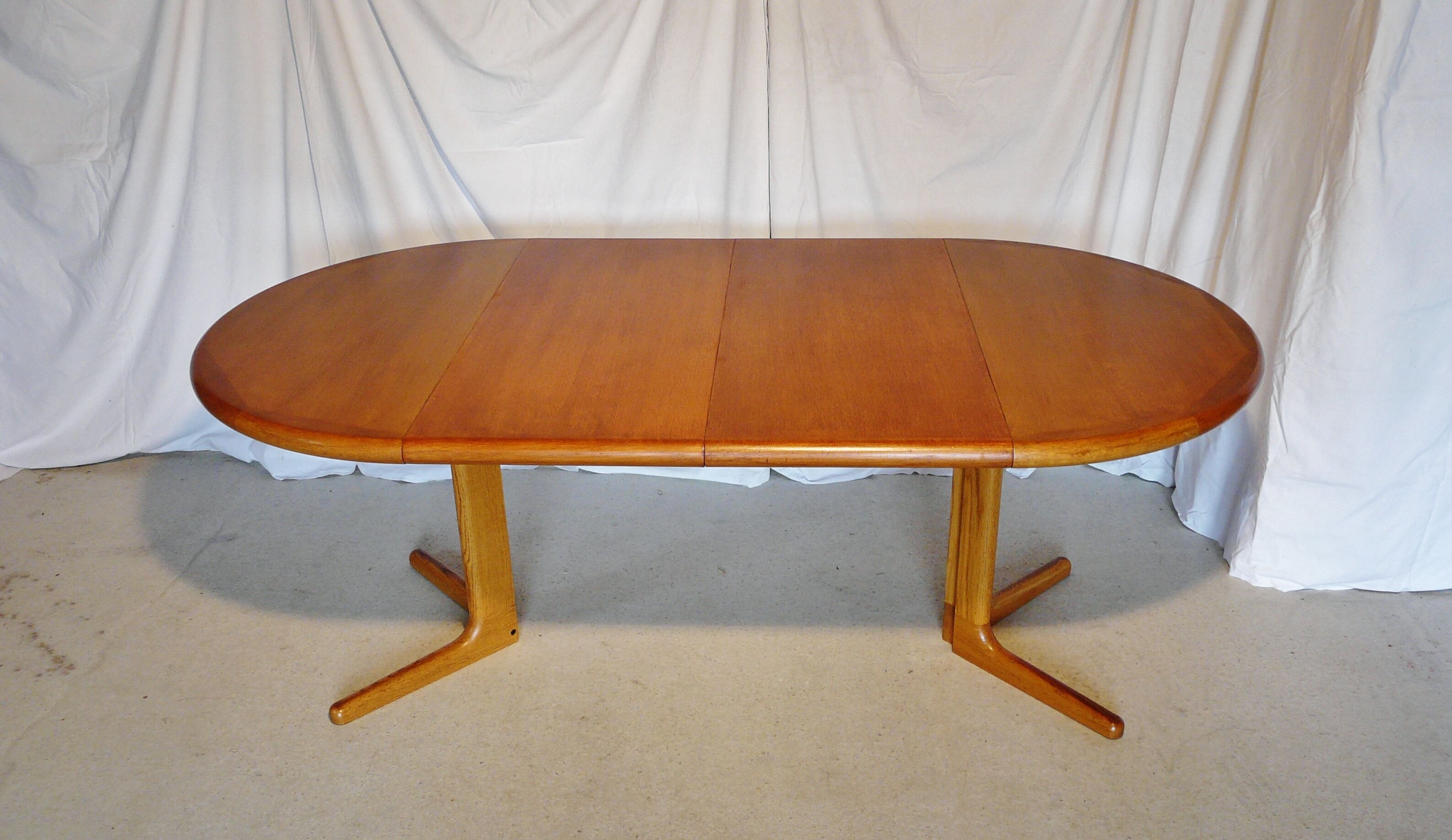 Expandable round table in teak