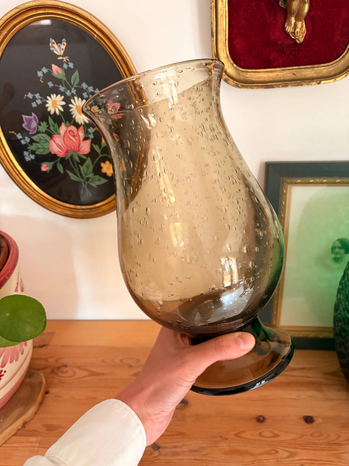 Vase en verre bullé marron fumé – forme tulipe évasée – vintage ann