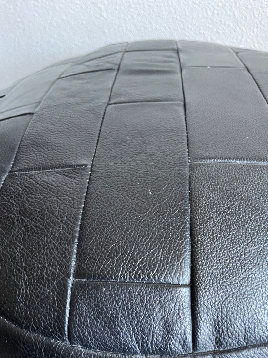 Pouf noir en cuir patchwork de Sède