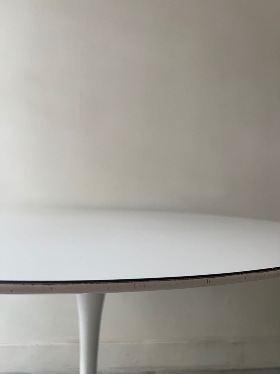 White tulip design table by Eero Saarinen for Knoll International, 1970