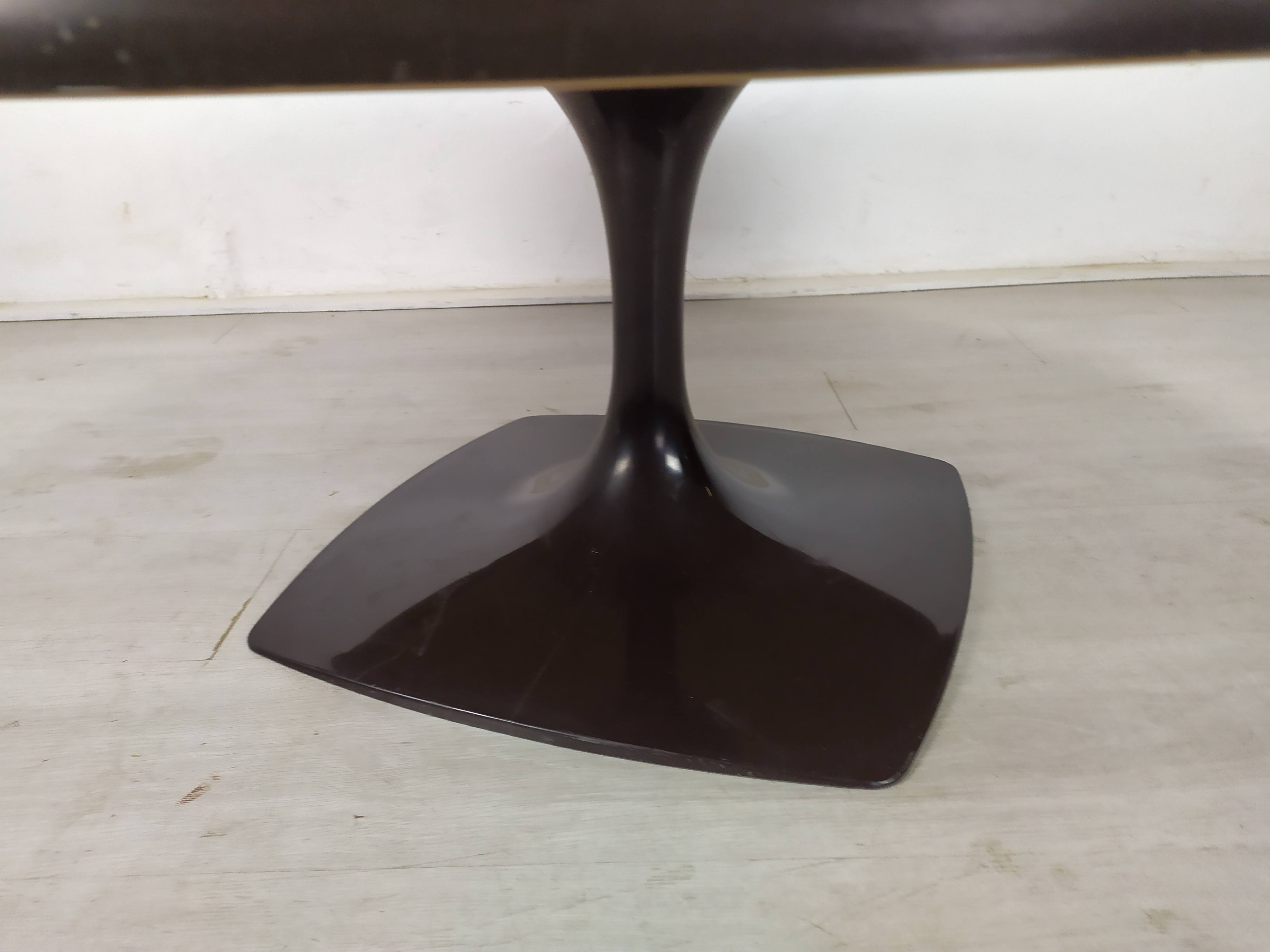 Round coffee table vintage tulip foot